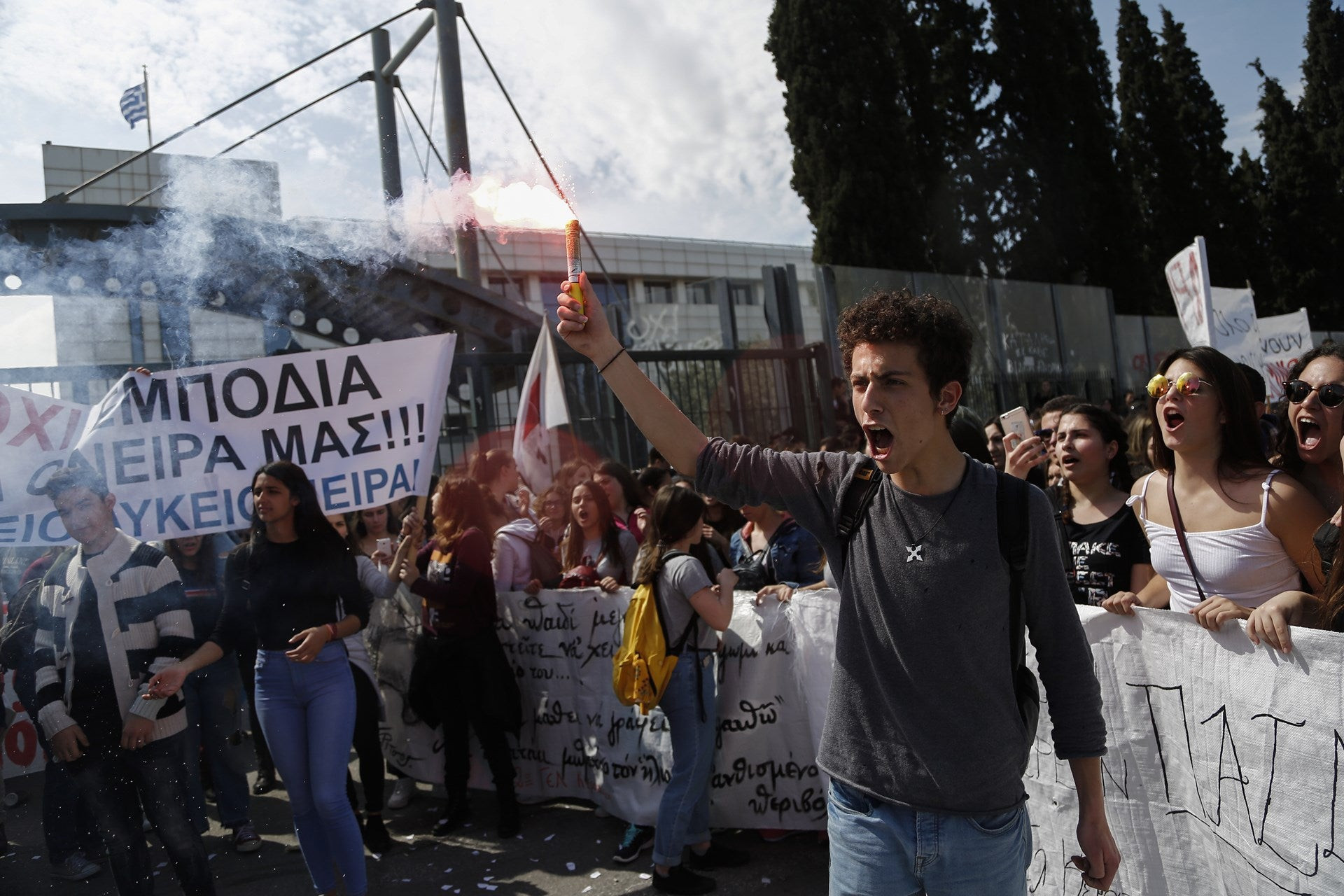 Φοιτητές και μαθητές διαμαρτύρονται έξω από το υπουργείο Παιδείας (εικόνες)